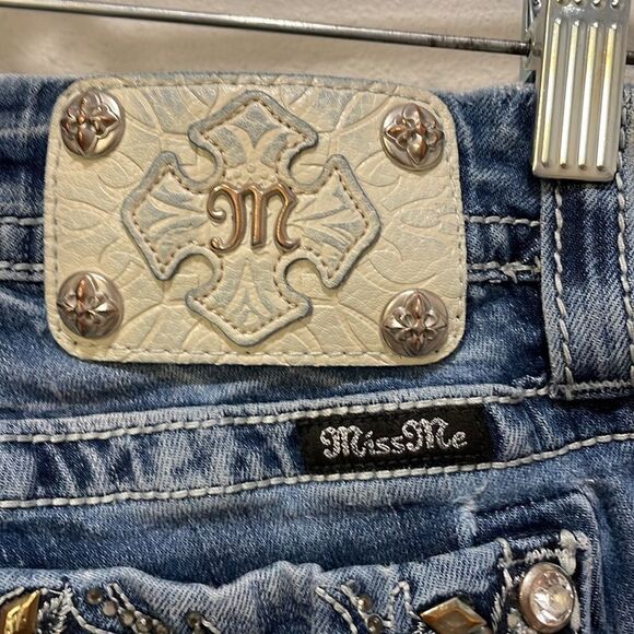 MISS Me woman’s Signature Straight woman’s blinged out jeans - Picture 11 of 16